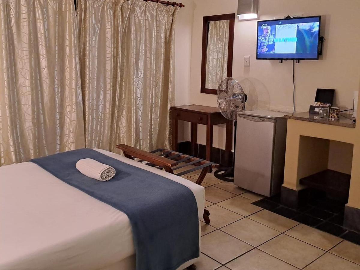 Green Door Guest House 모젤베이 외부 사진